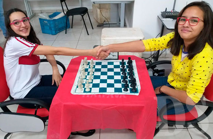 Ana Paula, à direita, uma das classificadas no xadrez