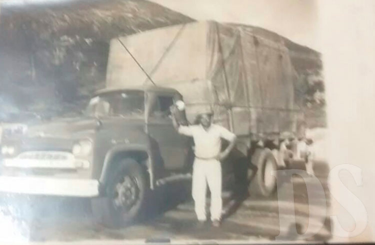 Moisés Corsino, com seu caminhão, em 1962