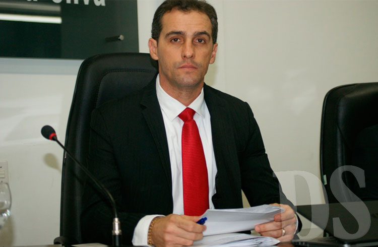 Luiz Henrique poderá ser pré-candidato na majoritária do partido