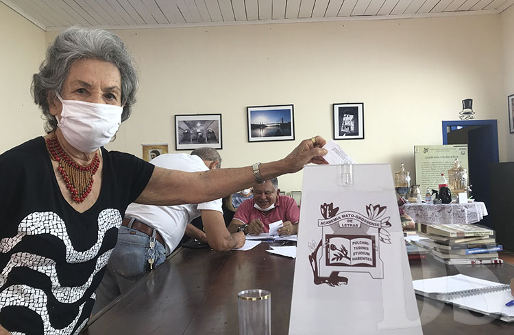 A acadêmica Nilza Queiroz, de 89 anos, votando