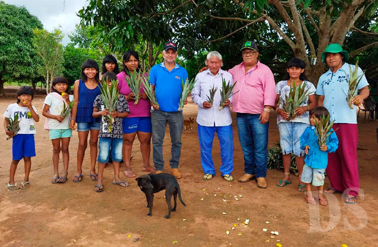 Indígenas com as mudas doadas pela Prefeitura de Poxóreu