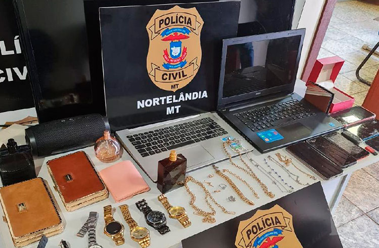 Os policiais apreenderam diversos bens subtraídos nos roubos