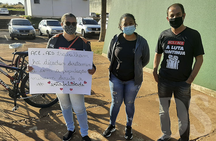 Servidores fizeram protesto em frente a Prefeitura Municipal
