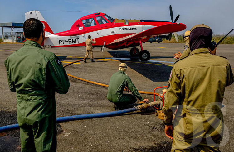 Corpo de Bombeiros utiliza aeronave para conter incêndio em terras indígenas