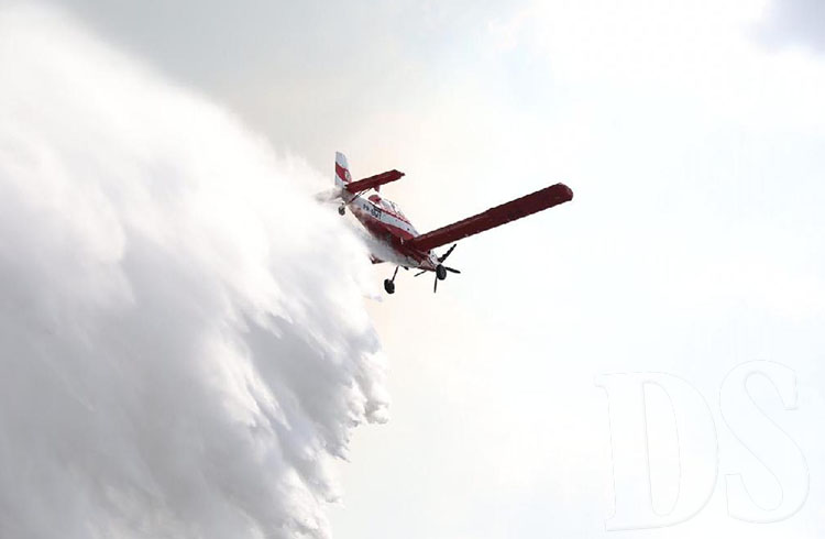 Aeronave e helicóptero são usados para apagar incêndio no Morro de Santo Antônio