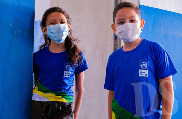 Governo de MT começa a distribuir novo uniforme para estudantes