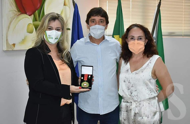 COMENDA DA ORDEM DO BRASÃO - Professora de Tangará da Serra que atua no Ministério da Ciência e Tecnologia é homenageada pelo prefeito