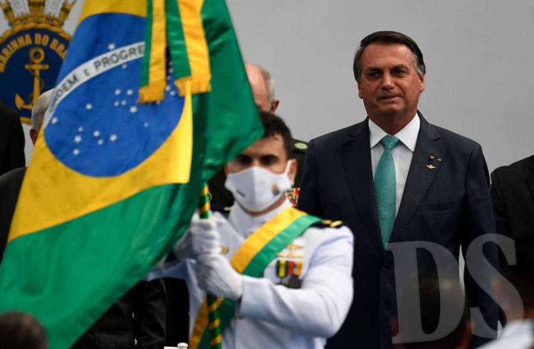 Presidente Bolsonaro convida população a ir às ruas amanhã