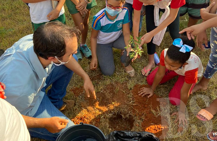 No Dia da Árvore, Secretaria de Meio Ambiente leva informações e conscientização à crianças de escolas municipais