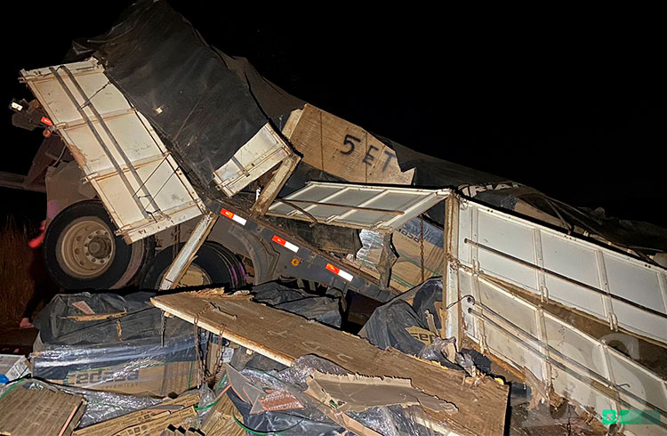 TANGARÁ DA SERRA – Motorista perde controle e carreta bitrem tomba na MT 358