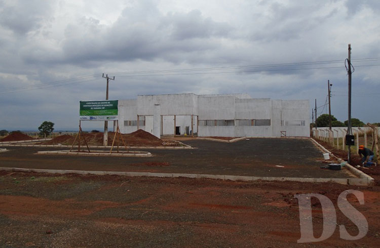TANGARÁ DA SERRA – Governo do Estado retoma obra do Centro de Eventos