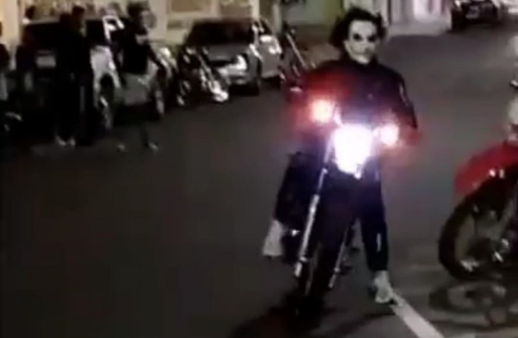 Mascarado, motociclista faz manobras arriscadas e foge da PM