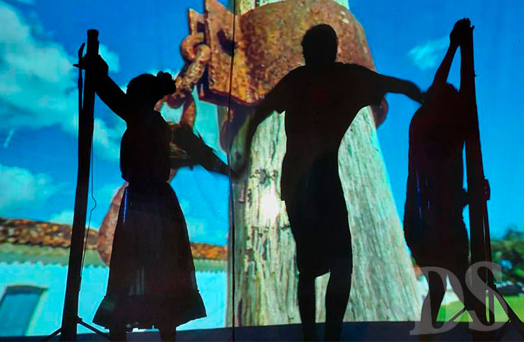 CME FAUSTO MASSON – Através do teatro de sombras, educadora revive ‘O Navio Negreiro’