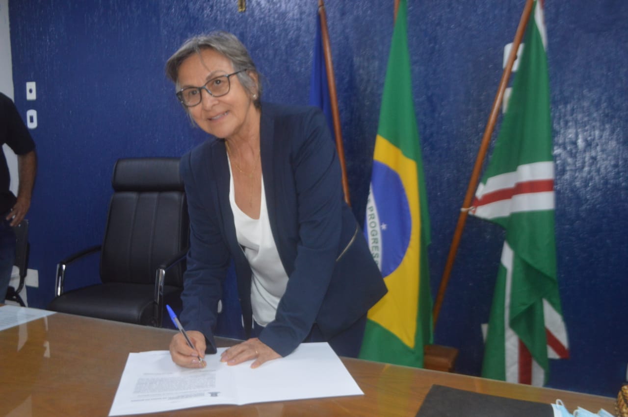Barra do Bugres - Azenilda toma posse, prega união e diz que prefeitura não terá “tranca”