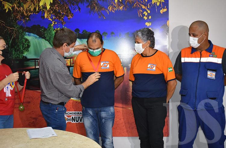 ORDEM DO BRASÃO - Prefeito entrega comenda em reconhecimento ao trabalho prestado pelos voluntários Anderson e Zaira Brasil