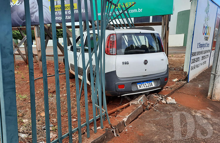 TANGARÁ DA SERRA - Após colisão, carro derruba portão e para dentro do pátio de escola