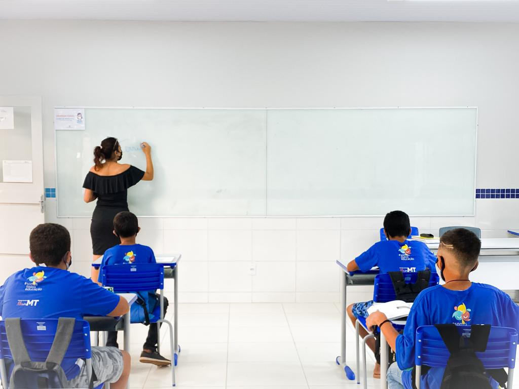 Seduc disponibiliza computadores para matrículas online de novos alunos