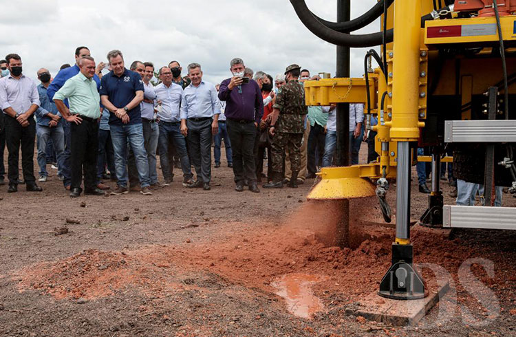 MATO GROSSO – Governo entrega máquina para perfurar poços