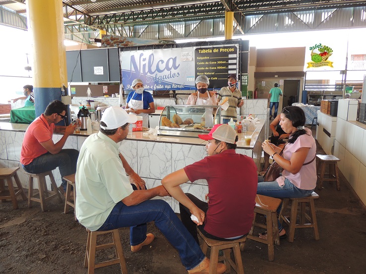 Domingo é dia de café da manhã na praça de alimentação da Feira do Produtor do Centro
