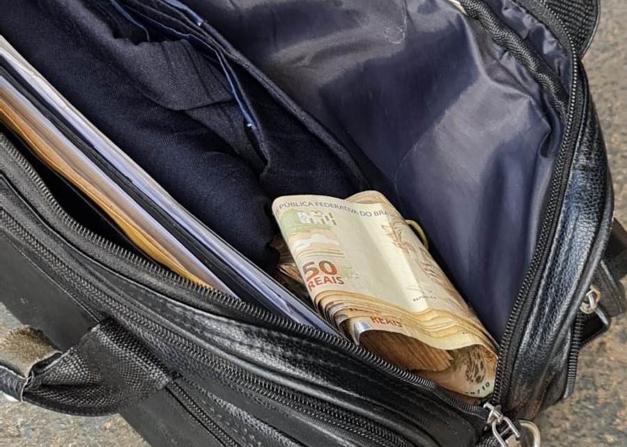 Mala com R$ 13,6 mil é encontrada em caminhonete de cacique suspeito de arrendar terras indígenas para criação de gado em MT