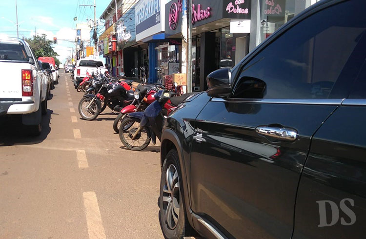 TANGARÁ DA SERRA – Motos estacionadas entre carros volta a incomodar motoristas