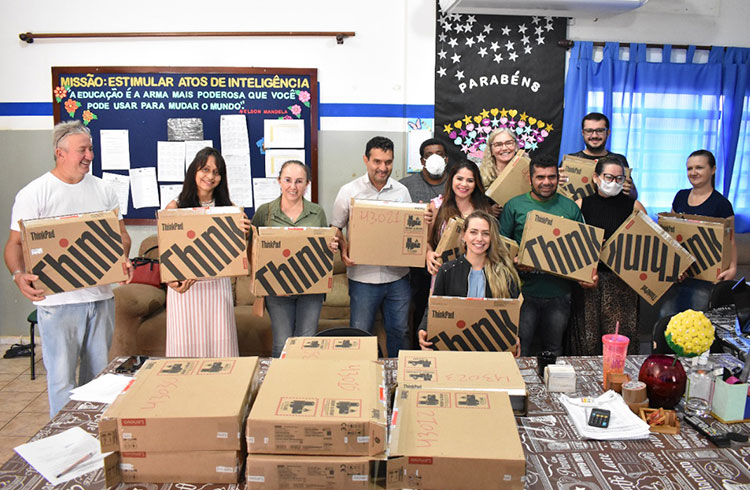 DE TANGARÁ – Governo entrega notebooks aos professores das escolas municipais