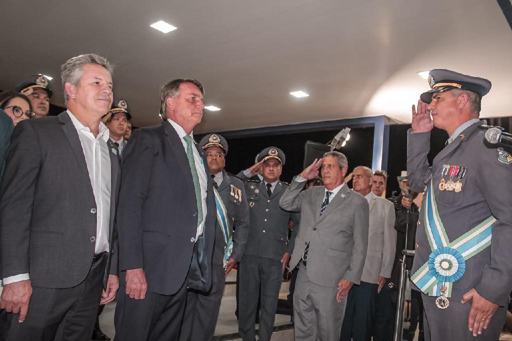 PRAÇAS E OFICIAIS - Presidente e governador promovem 506 policiais militares de MT