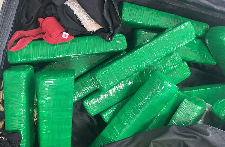 FORÇA TAREFA – Mulher é presa transportando 31 quilos de entorpecente trazido de Mato Grosso do Sul
