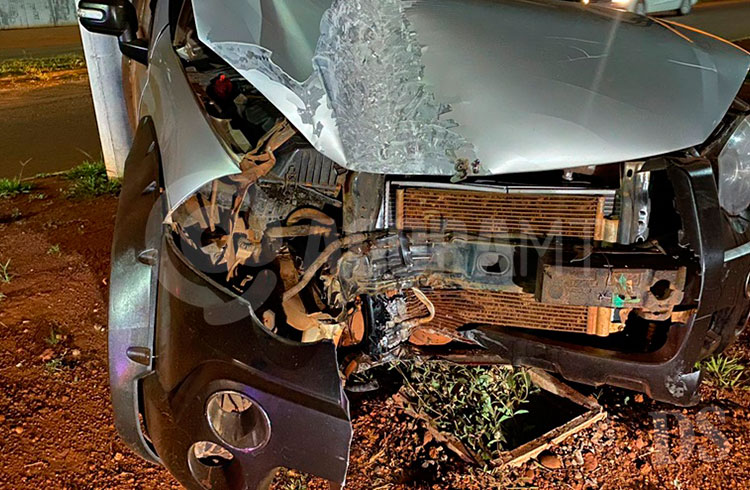TANGARÁ – Motorista bate e derruba poste na Lions Internacional