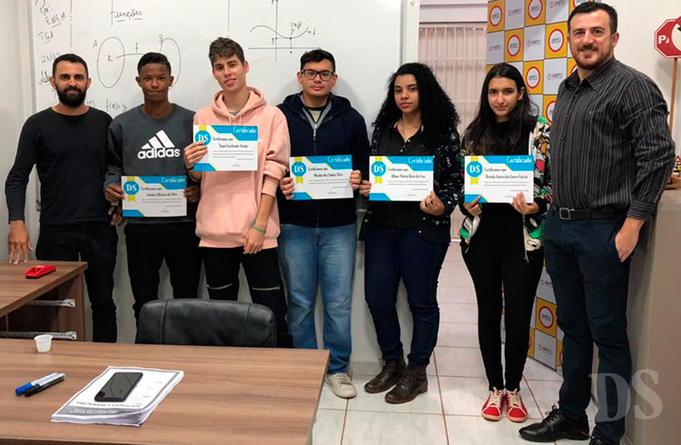 RECONHECIMENTO – Alunos que participaram do Simulado de Redação Enem são certificados