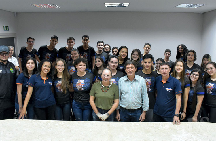 TANGARÁ DA SERRA – Alunos do Ideal são recebidos em audiência pelo prefeito