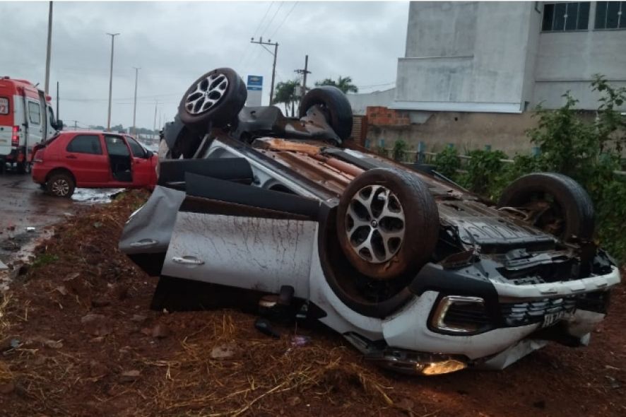 Sandero derruba poste e acerta mais dois carros; um capota