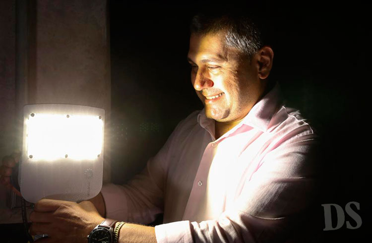 MT ILUMINADO – Prefeito de Arenápolis retira luminárias de LED: “estamos recebendo na ponta esse grande benefício”