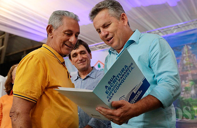 EM TANGARÁ DA SERRA – 1.030 títulos de regularização fundiária com escritura são entregues