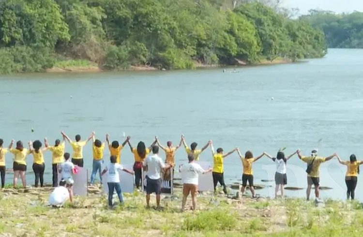 Grupo protesta às margens do Rio Cuiabá pela derrubada da 'Lei do Pantanal'