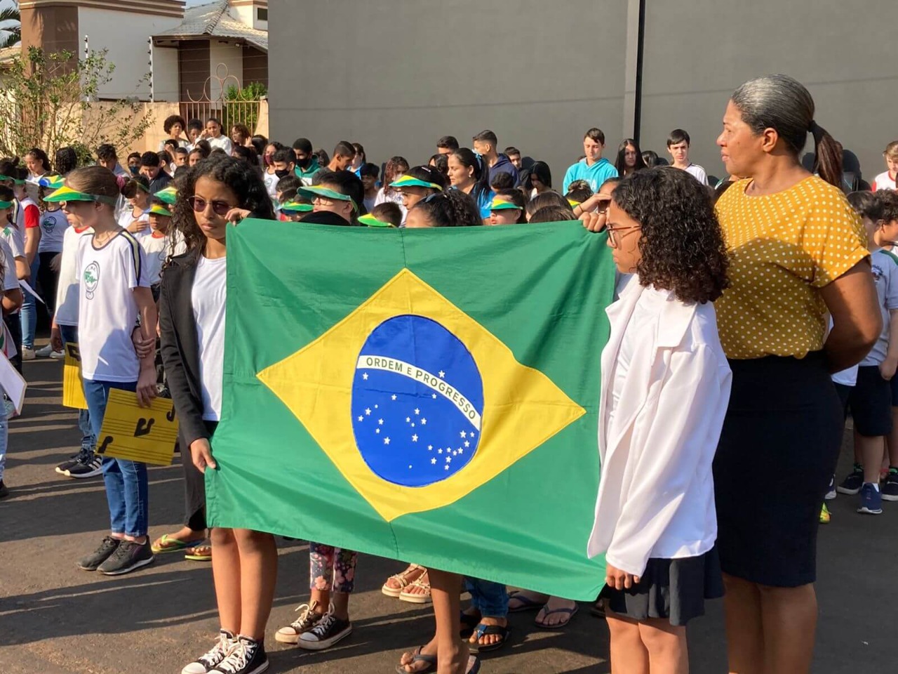 Prefeito participa de ato cívico na Escola Antenor Soares