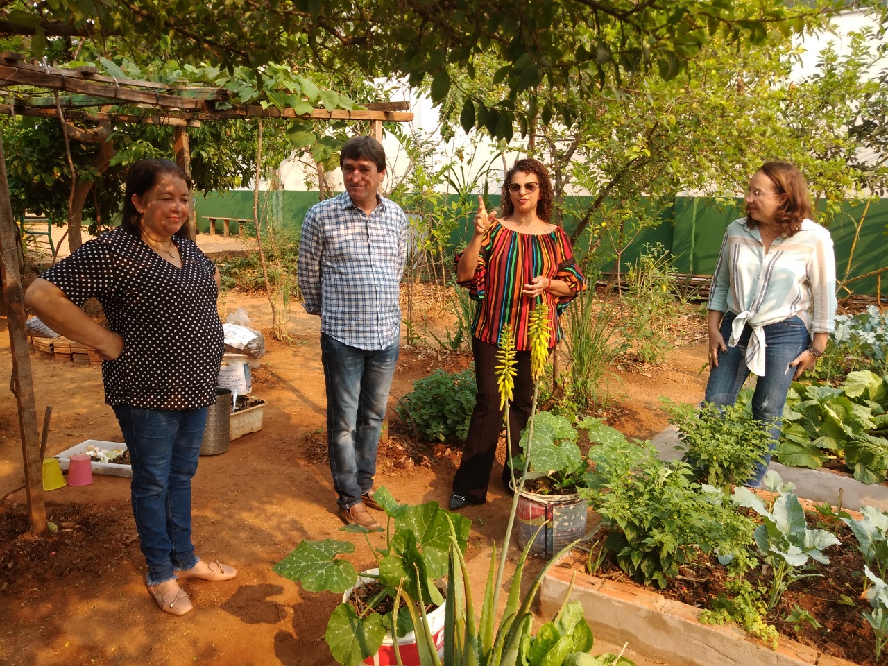 Prefeito e primeira-dama conhecem horta comunitária do Centro Municipal de Ensino Irmã Maris Stela