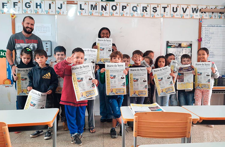 JORNALISMO E COMUNIDADE – Alunos da Luiz Simões Matias recebem visita do DS