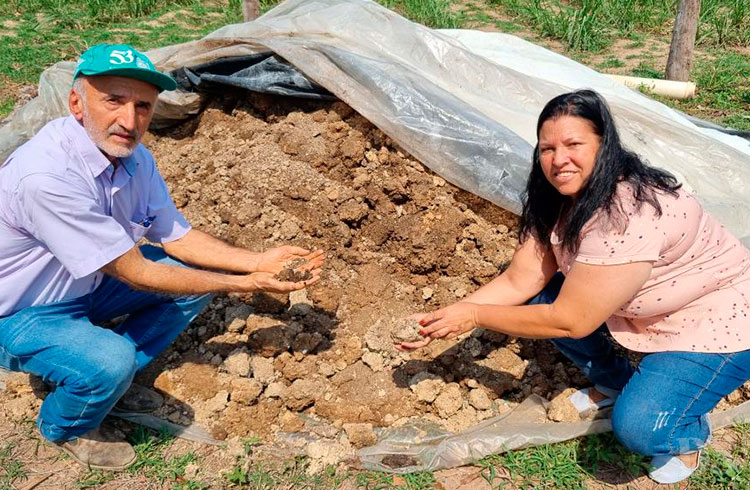 ADUBO SUSTENTÁVEL – Agricultores utilizam lodo de esgoto transformado em adubo para o cultivo de pastagens