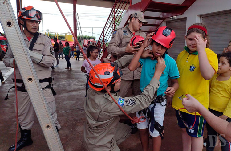 DIA DAS CRIANÇAS – Alunos da Izoldi Storck tem dia diferente em quartel do Corpo de Bombeiros
