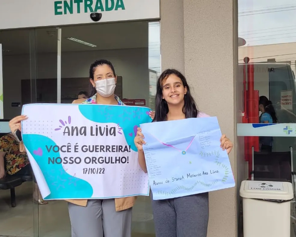 Menina de 11 anos que teve o cabelo sugado por ralo de piscina tem alta do hospital