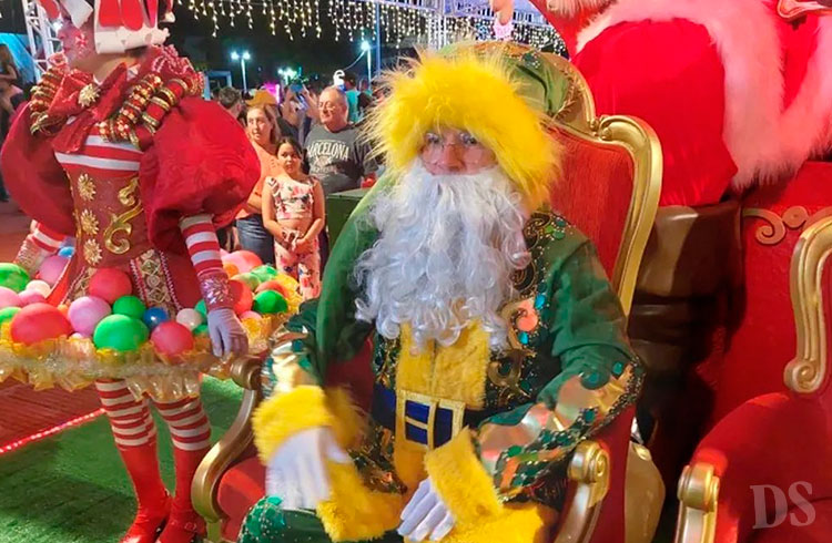 HOMENAGEM – Sorriso veste Papai Noel com roupa verde e amarela
