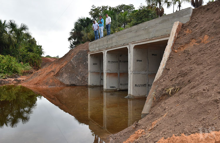 COM BUEIRO – Município constrói nova ponte na Estrada do Ranchão