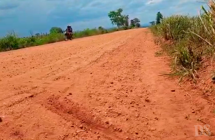 PERIGO NA PISTA – Com valões nas laterais e cascalho solto, Estrada do Ararão é motivo de reclamações