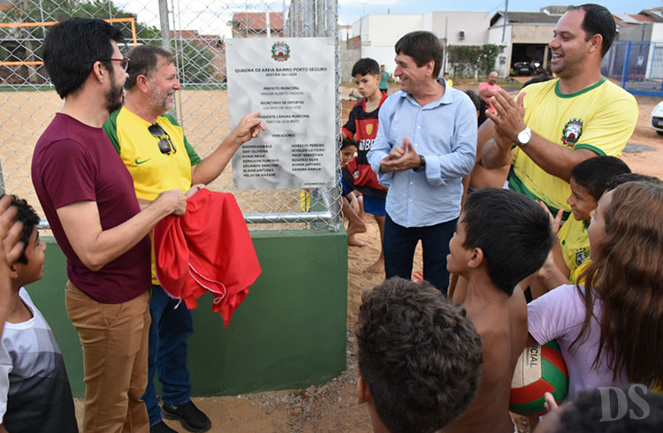 ESPORTE E LAZER – Prefeito atende pedido das crianças e quadra de areia no bairro Porto Seguro é realidade
