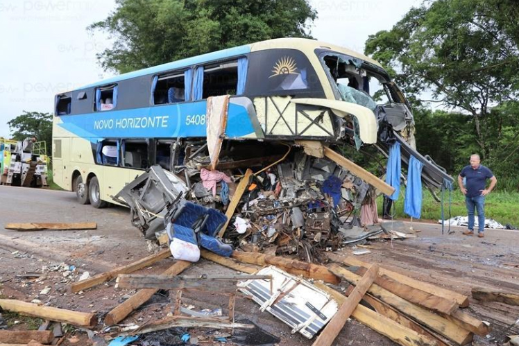 Três pessoas morrem e mais de 40 ficam feridas em acidente entre caminhão e ônibus em Diamantino