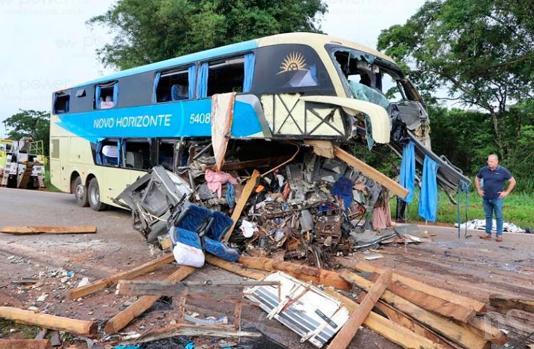EM DIAMANTINO – Sobe para quatro o número de mortes após acidente com ônibus