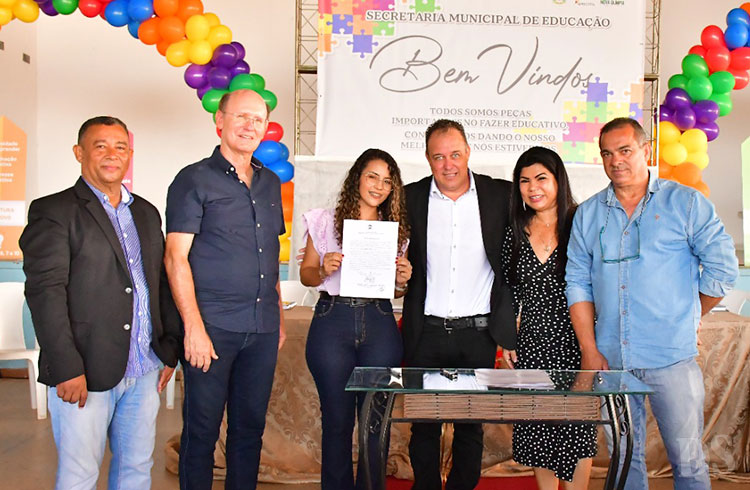 NOVA OLÍMPIA – Prefeito empossa professores aprovados em Concurso