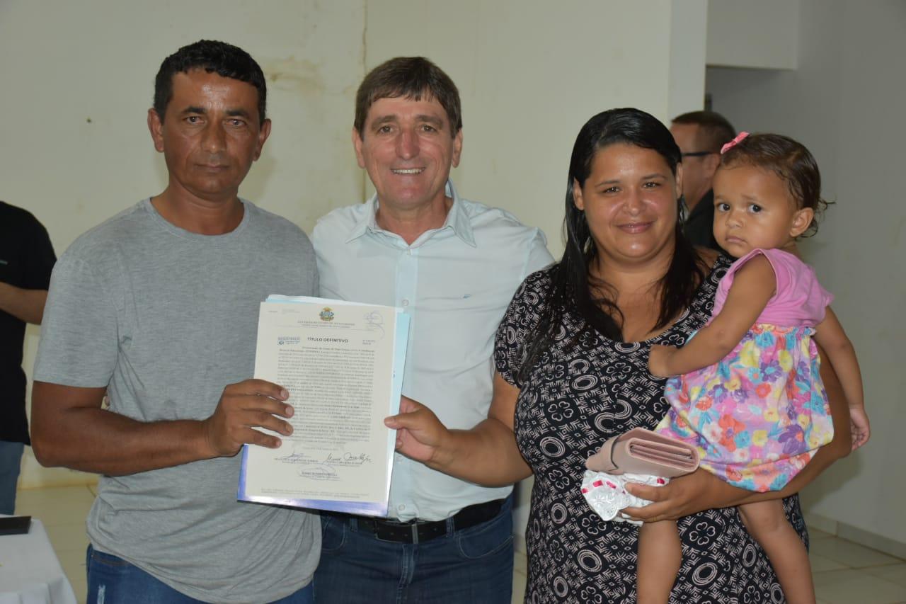MAIS UMA ETAPA – Mais de 60 famílias receberam títulos da Regularização Fundiária no final de semana