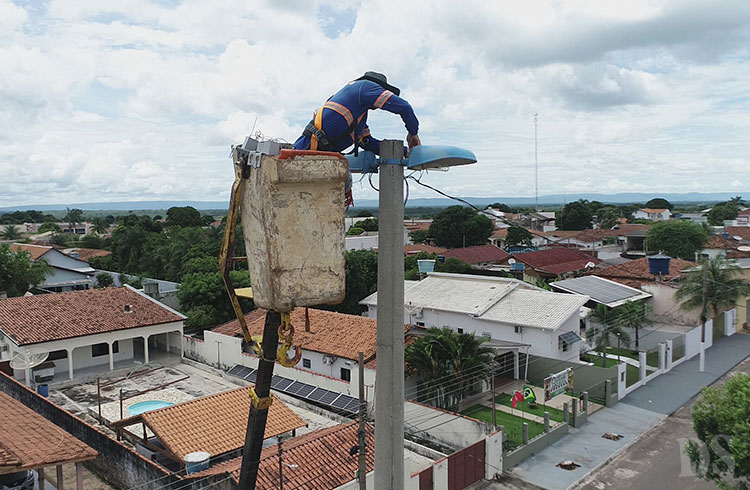 BARRA DO BUGRES – Prefeitura inicia instalação de iluminação em LED nas ruas e avenidas